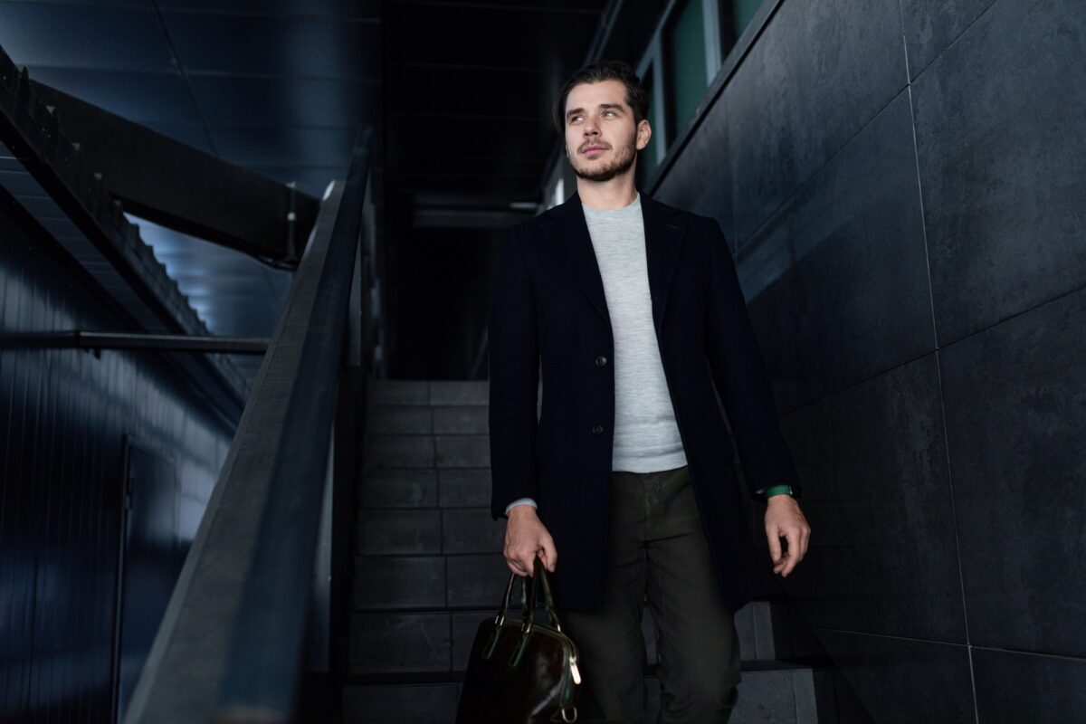 Homme élégant Expert en assurance avec une mallette près d'un immeuble de bureaux