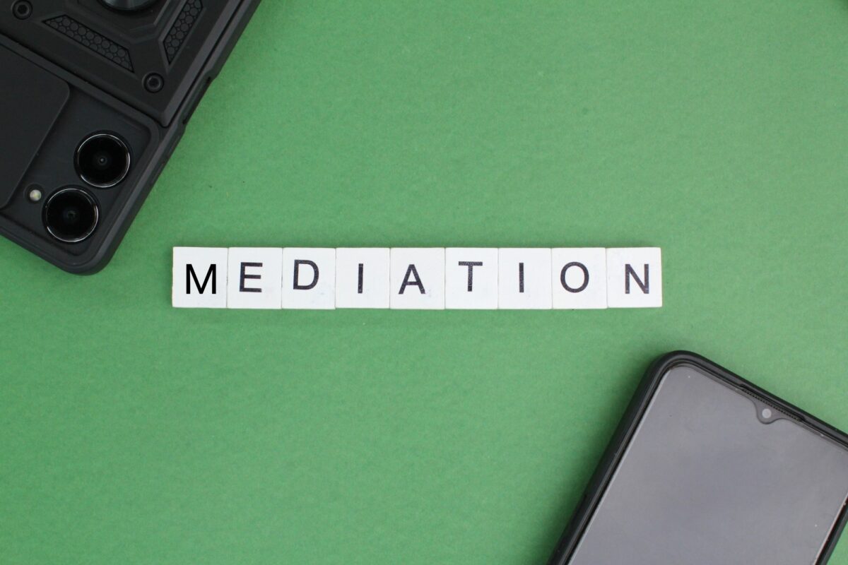 smartphone avec le mot médiation.